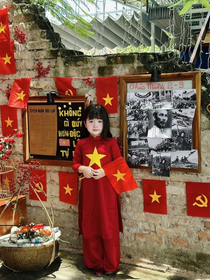 Bé gái áo dài 2/9