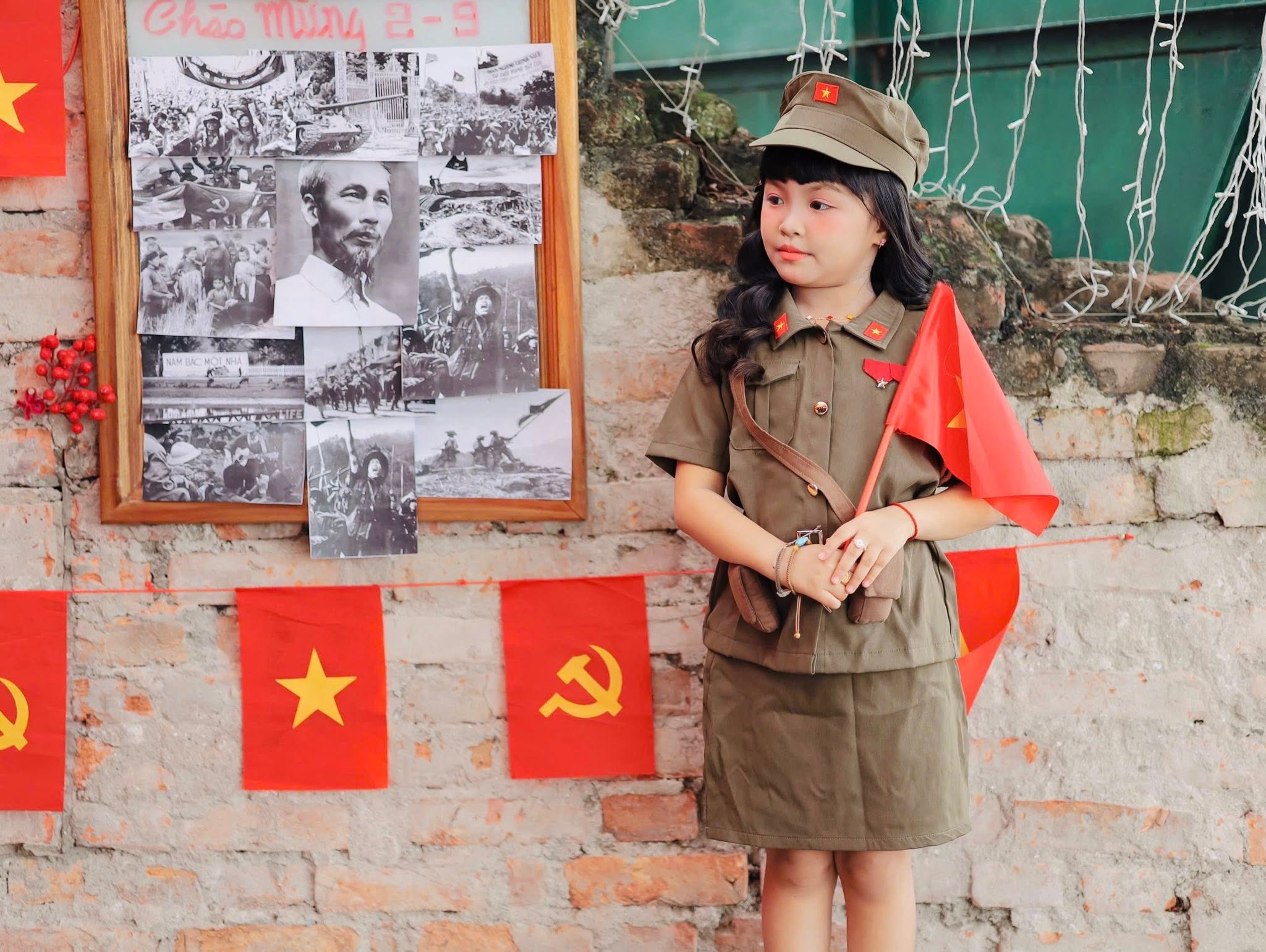 Bé gái bộ đội