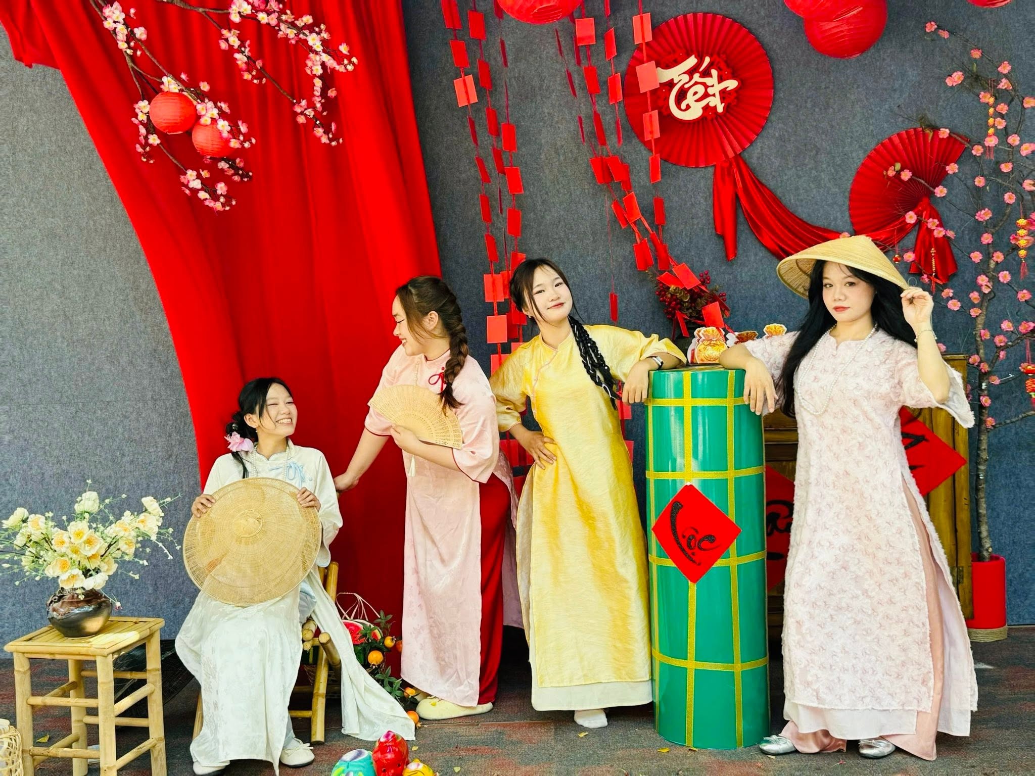 Nhóm áo dài Tết