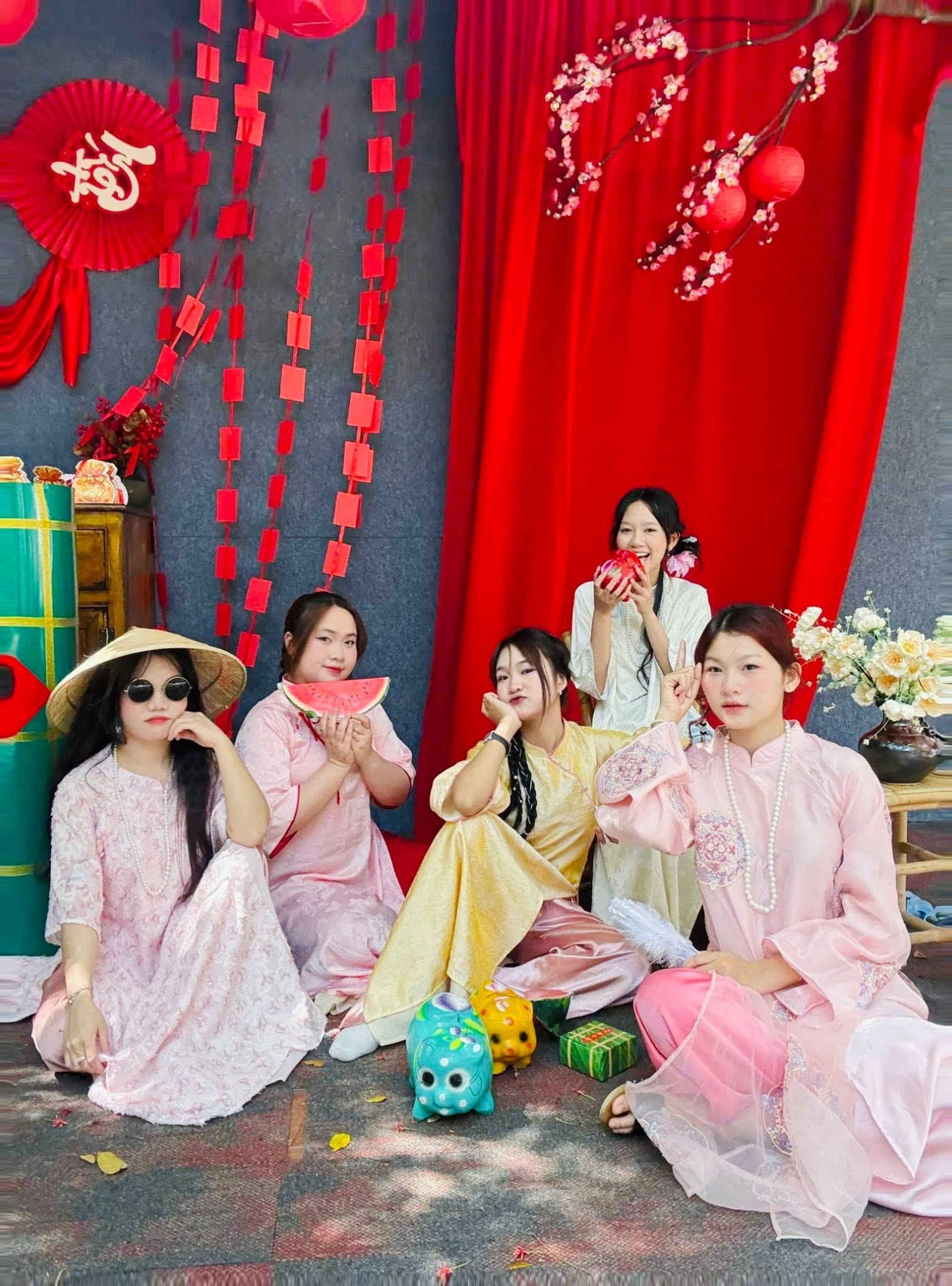 Nhóm 5 người Tết