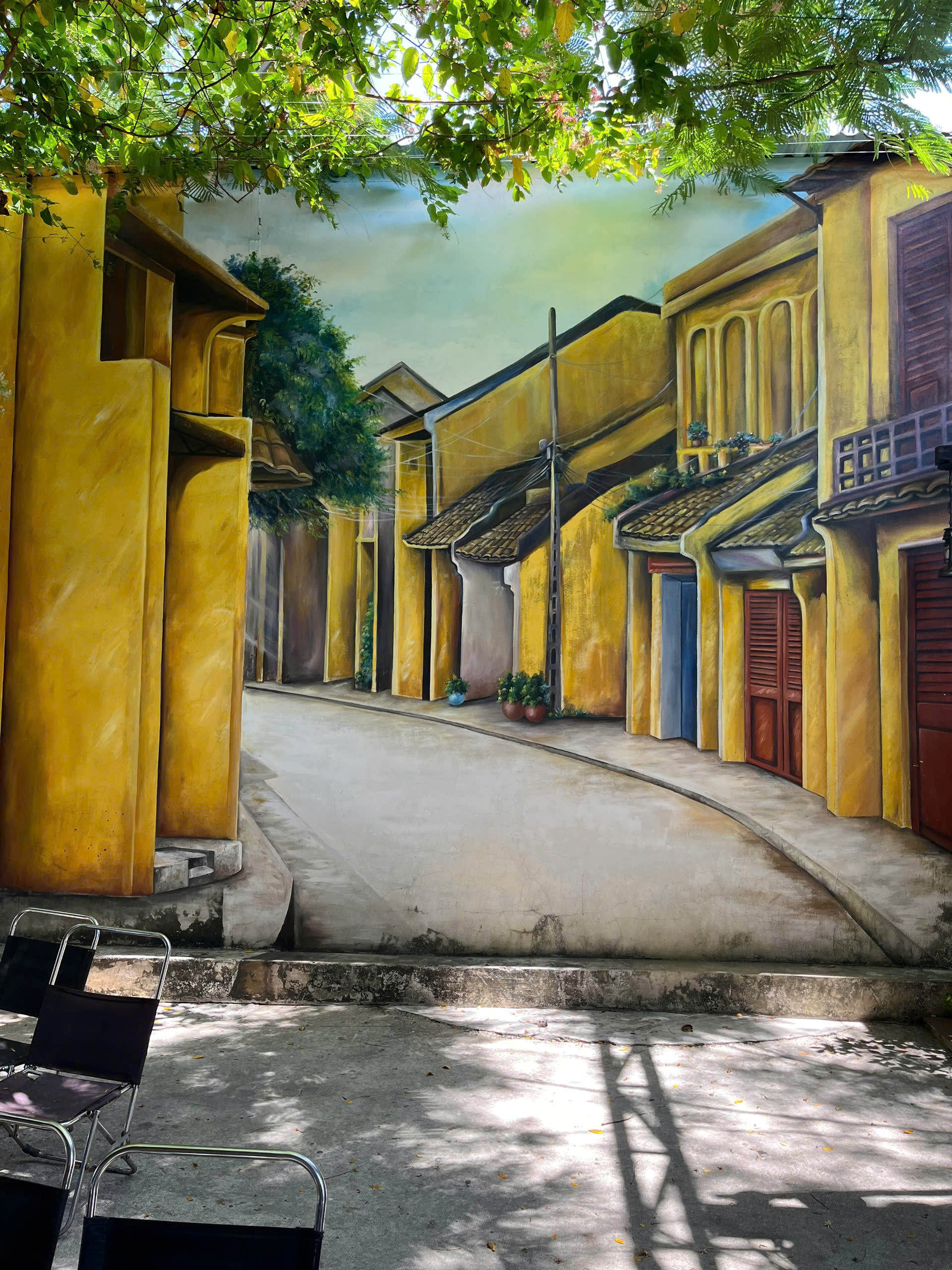 Bích họa tường vàng